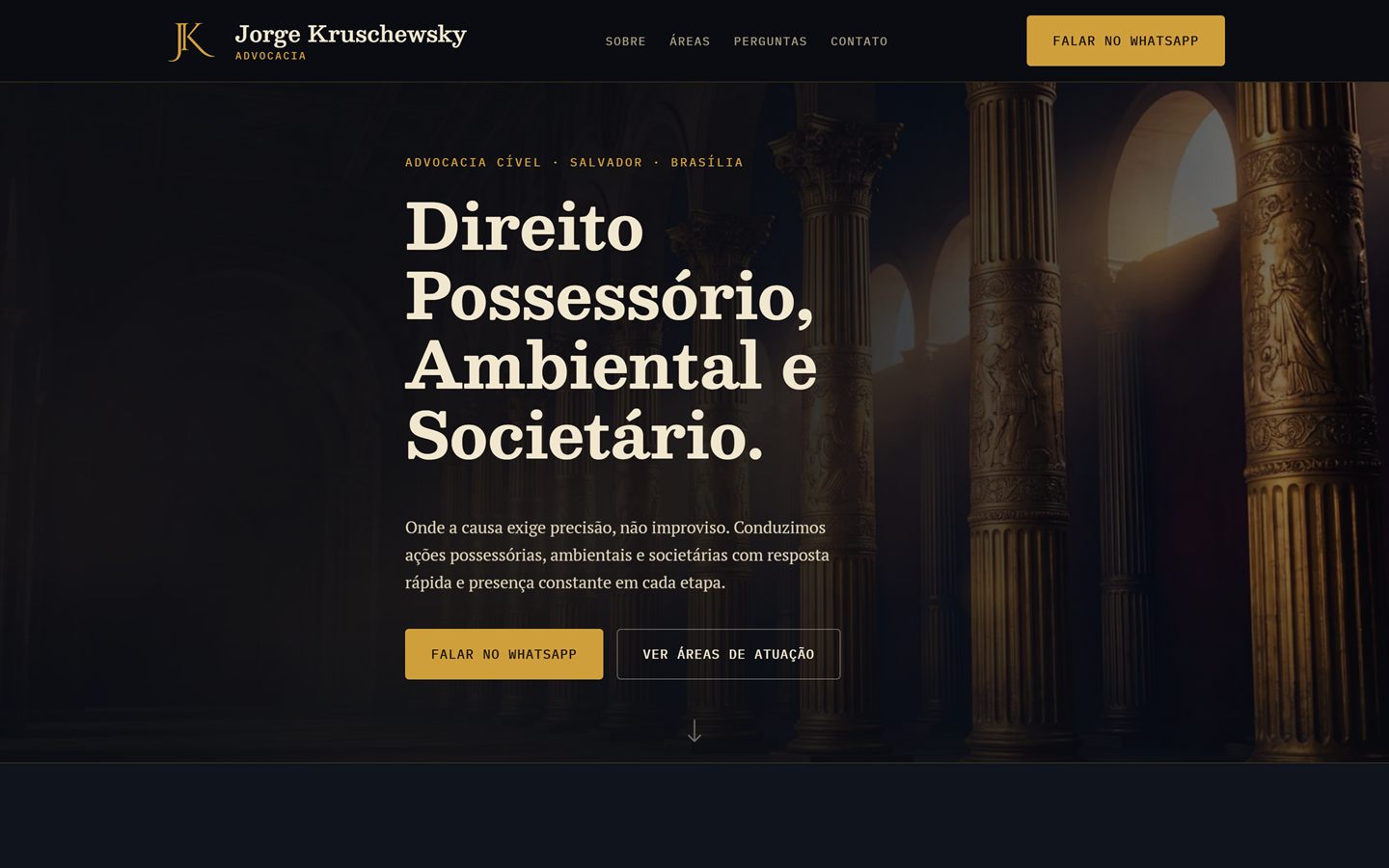 Topo do site da Jorge Kruschewsky Advocacia no computador, com fundo escuro e detalhes dourados